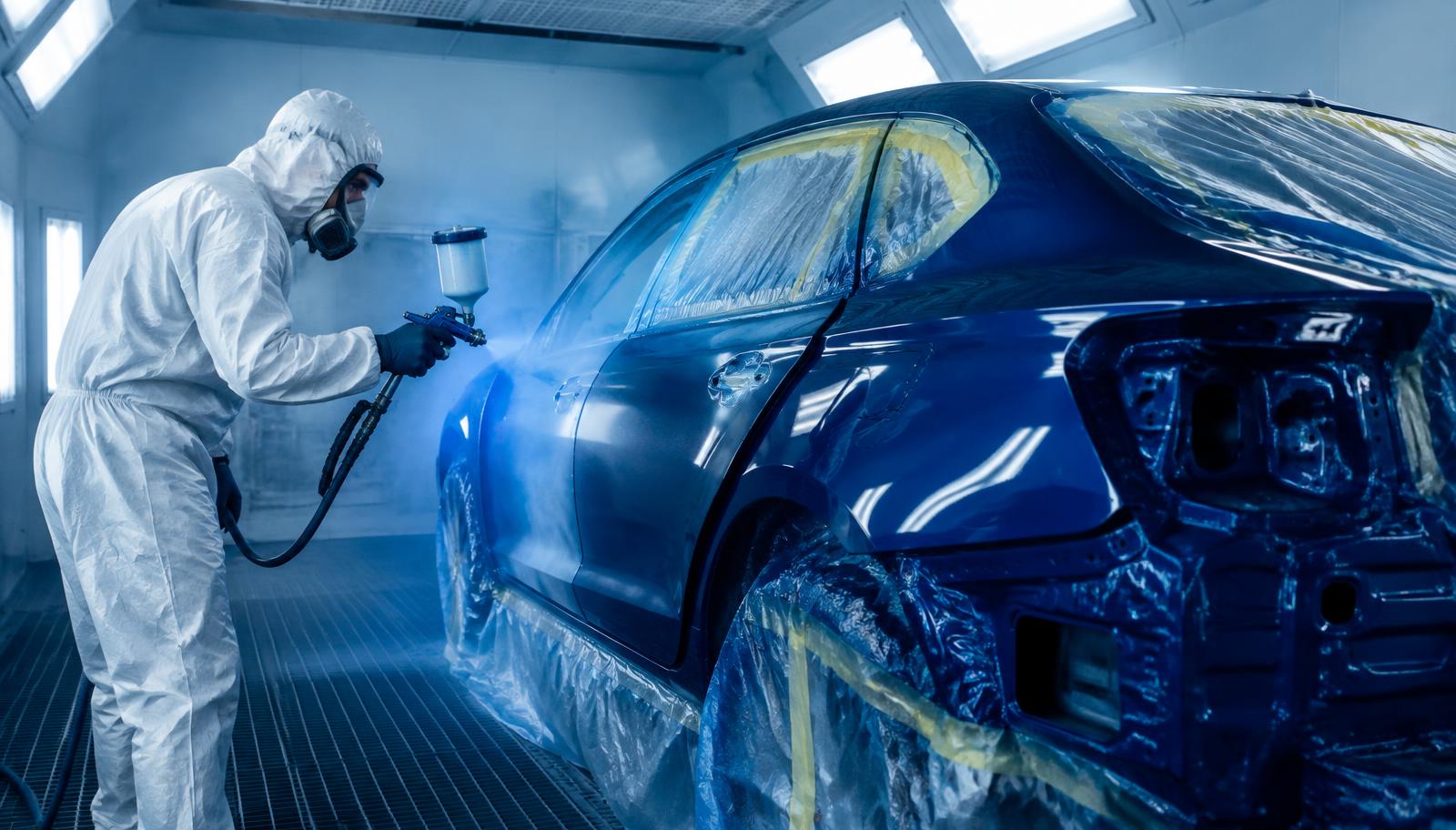 Aplicação de pintura automotiva em cabine profissional